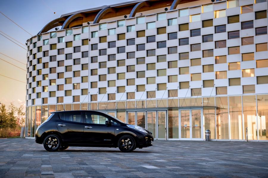  Nissan Leaf Black Edition 2016 года  (фото 8 из 13)